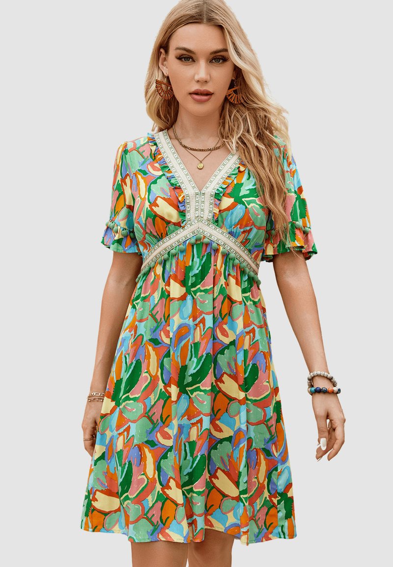 Vestido floral colorido en tonos verdes, naranjas y amarillos; tejido ligero; mangas cortas; escote en V con adornos decorativos; dobladillo acampanado.