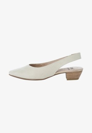 Zapato de ante beige tipo slingback con punta afilada y bajo tacón de bloque de madera, vista lateral sobre fondo blanco.