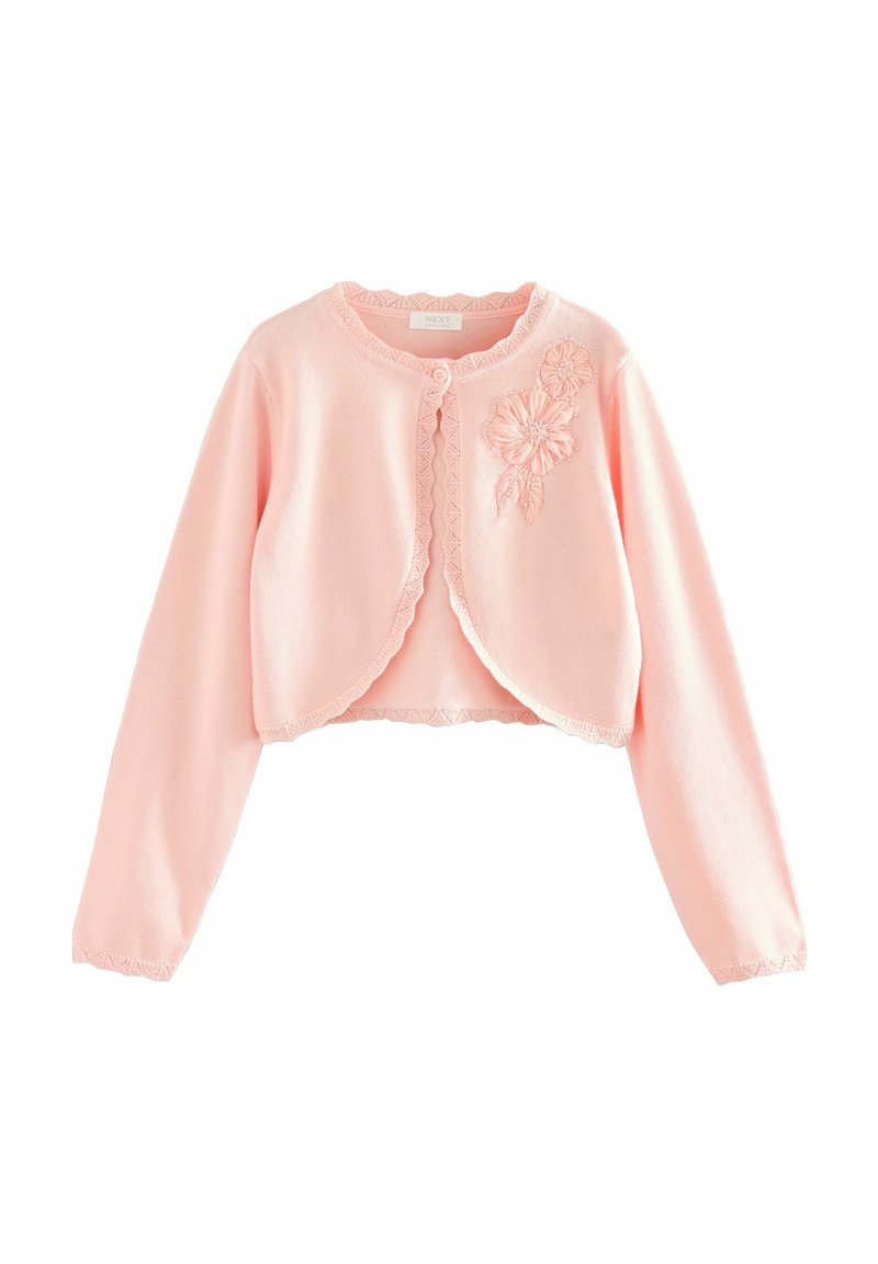 Cardigan court rose clair avec manches longues, bords festonnés, fermeture à un seul bouton et broderie florale en 3D sur le côté gauche de la poitrine.