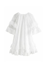 Robe en dentelle blanche avec un col montant, des manches courtes à volants et des volants superposés au bas, dotée d'une fermeture à boutons au dos.