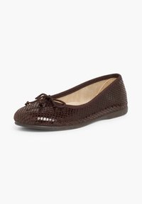 Ballet flat en cuir verni marron avec un motif en maille, bout rond et détail de nœud à l'avant. Doublure intérieure douce et semelle flexible.