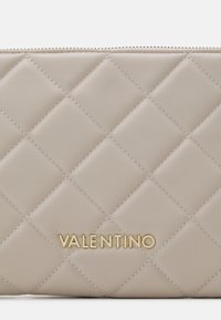 Valentino Bags OCARINA - Torba čez telo - ecru