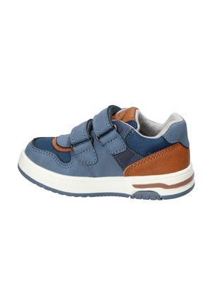 Niebiesko-brązowy dziecięcy sneaker z dwoma paskami na rzep, białą podeszwą i wyściełanym kołnierzem, pokazany z boku na białym tle.