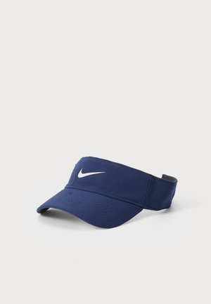 Visiera blu navy realizzata in tessuto, con logo Nike bianco sulla parte frontale. Visiera morbida e cinturino posteriore regolabile. Design leggero.