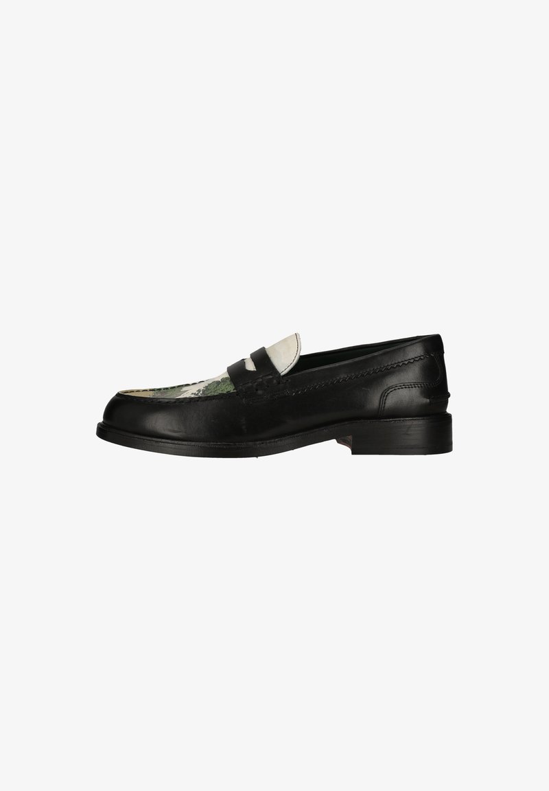 Sort læderloafer med hvid og grøn mønstret frontpanel, lav hæl og penny-stropdetalje på hvid baggrund.