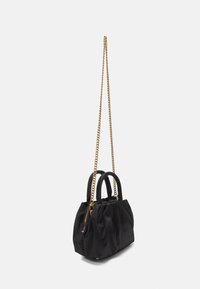 Guess TORI  SATCHEL - Käekott - schwarz
