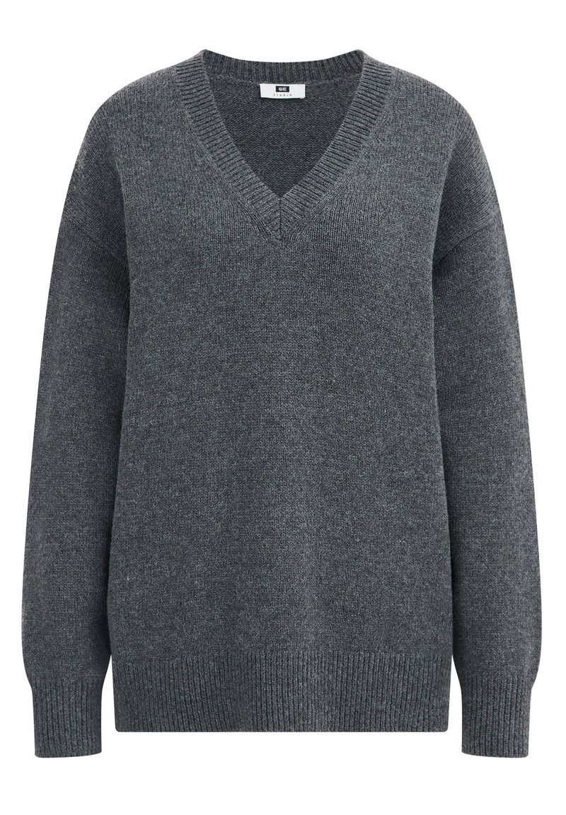 Grijze v-hals trui van zacht breimateriaal, met een ontspannen pasvorm, geribbelde manchetten en zoom, en een gladde textuur.
