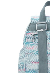 Ryggsäck med ett tropiskt bladmönster i teal och rosa, tillverkad av slitstarkt material med ett grått band och en sidoficka med dragkedja.