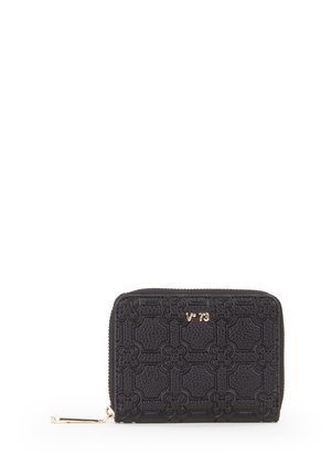 Portafoglio nero testurizzato con zip su tutto il perimetro, decorato con motivi geometrici e floreali e piccolo logo dorato "V 73" sul davanti.