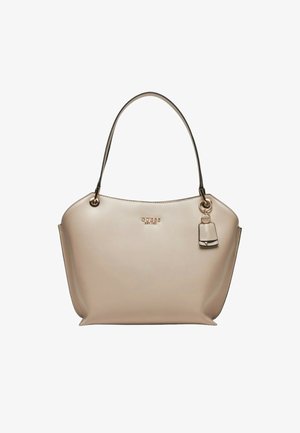 Bolso de mano de cuero beige con una textura suave, una silueta estructurada y un charm desmontable. Cuenta con una sola correa de hombro y acentos metálicos.
