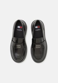 Tommy Jeans HARDWARE LOAFER ABRASIVATO - Scarpe senza lacci - black