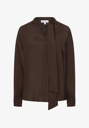 Bruine blouse met lange mouwen en een gestrikt halsdetail. Gemaakt van gladde stof, met een split-halslijn en knoopmanchetten. Eenvoudig ontwerp.