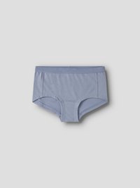 Sous-vêtement féminin sans coutures de style boyshort bleu doux avec ceinture élastique, couture plate et coupe épurée sur fond gris clair.