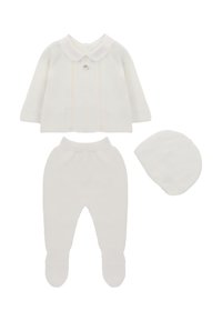 Conjunto de bebé blanco de punto que incluye un cárdigan con cuello, un detalle de botones, pantalones con pies incorporados y un gorro a juego.
