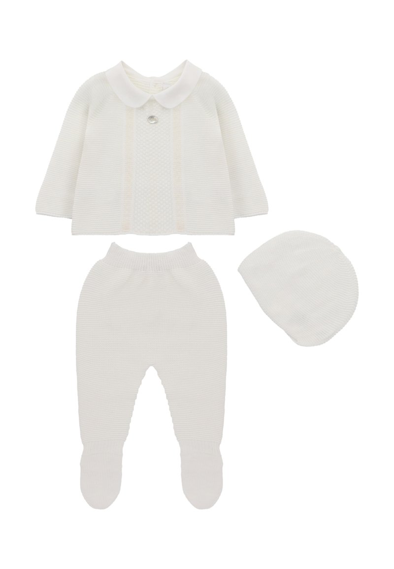Conjunto de bebé blanco de punto que incluye un cárdigan con cuello, un detalle de botones, pantalones con pies incorporados y un gorro a juego.