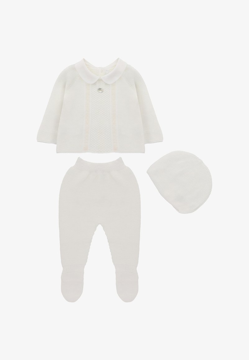 Conjunto de bebé blanco de punto que incluye un cárdigan con cuello, un detalle de botones, pantalones con pies incorporados y un gorro a juego.