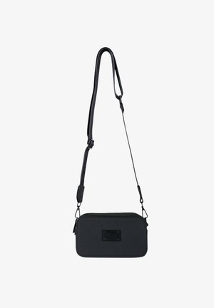 Borsa a tracolla nera con chiusura con zip, tessuto con trama, tracolla regolabile e forma rettangolare. Presenta una toppa con logo sul davanti.