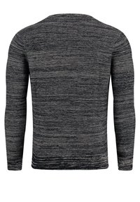 Jersey de manga larga en un tejido texturizado en negro y gris. Cuenta con un escote redondeado y una silueta ajustada, sin cierres visibles.