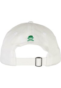 Hvid bomulds-baseballcap med et grønt broderet logo og justerbar rem bagpå, med et rundet krone-design.