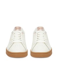 Biele nízke tenisky Reebok s svetlohnedými gumovými podrážkami, zaviazané na šnúrky, zobrazené spredu na bielom pozadí.