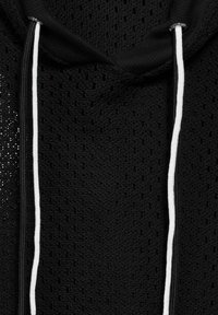 Czarna bluza z kapturem z teksturowanej siateczki, z białym sznurkiem do ściągania i zamkiem z przodu. Projekt jest minimalistyczny, bez dodatkowych wzorów.