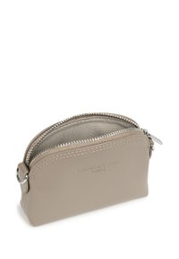 Portamonete in pelle beige di forma arrotondata, con chiusura a zip e hardware in tonalità argento; presenta un logo impresso sul davanti.