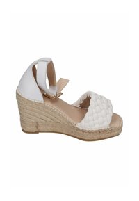 Weiße Keilsandalette mit geflochtenem Textil-Obermaterial, Knöchelriemen und strukturierter Jute-Sohle. Glatte Lederakzente vervollständigen das Design.