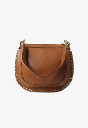 Sac à main en cuir marron avec une surface texturée, de forme arrondie, matériel en or et clous en métal le long des bords. Cinq accents cloutés visibles.