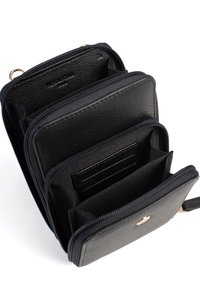 Portafoglio in pelle nera con finitura testurizzata, presenta diversi scomparti con zip, slot per carte e un accento di hardware dorato ben visibile.