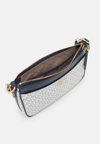 Marineblå læder og mønstret stof clutch-taske med hardware i guldtoner, lynlåslukning og beige indvendig. Har brandlogo på forsiden.