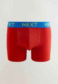 Raudoni bokseriai, pagaminti iš minkštos medžiagos, su mėlynu elastingu juosmeniu, ant kurio užrašyta 'NEXT' lime žalios spalvos raštu. Sukurta patogumui ir palaikymui.