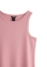 Ribbet pink tanktop med rund halsudskæring og uden ærmer. Fremstillet af et blødt stof med en glat tekstur. Etiket synlig indeni.