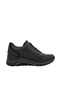 Baskets en cuir noir avec une surface texturée, design à lacets, semelle intermédiaire rembourrée et accents gris contrastants le long de la semelle.