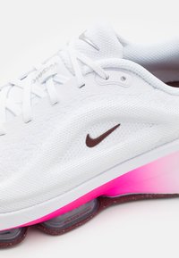 Nike Performance VERSAIR - Treeningjalatsid - white/dark team red/fierce pink/metallic silver/photon dust
