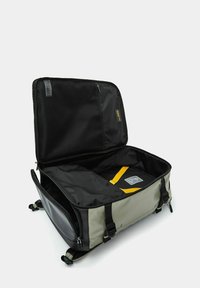 Borsa duffel grigia e nera con apertura con cerniera, cinturini interni gialli e una tasca in rete. Realizzata con materiali durevoli. Presenta cinturini regolabili.