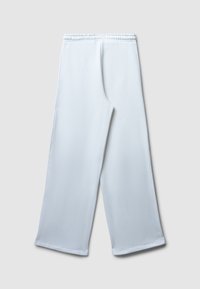 Pantalon blanc à jambes larges en tissu lisse et léger avec une taille élastique, sans motifs ni accents visibles.