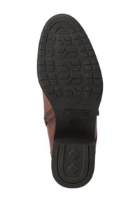 Suela de bota de cuero marrón con una suela de goma negra texturizada, que presenta un patrón de banda de rodadura geométrico para tracción y estabilidad.