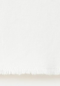 Tissu blanc tissé avec une texture subtile et un bord à franges en bas.