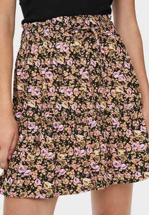 Jupe fleurie avec des fleurs roses et beiges sur fond noir, dotée d'une ceinture élastique et d'un cordon de serrage à nouer.