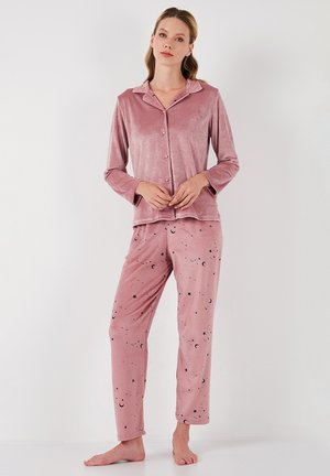 Rosa, samtiger Pyjama-Set mit einem knöpfbaren Langarmoberteil mit Kragen und einer Hose, die mit Sternen- und Mondmustern verziert ist.