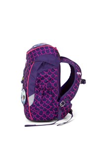 Lila Rucksack mit pinkem Schuppenmuster, verstellbaren Riemen, Seitentasche, reflektierenden Details und runder Auszeichnung auf der Vorderseite.
