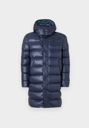 Casaco acolchoado azul-marinho com uma textura brilhante, apresentando um colarinho alto, botões frontais e bolsos laterais. O design inclui seções acolchoadas horizontais.