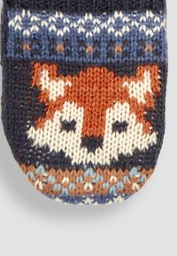 Strumpf aus Wolle mit einem Fuchsdesign in Orange, Weiß und Dunkelblau vor einem strukturierten blau-braunen Muster-Hintergrund.