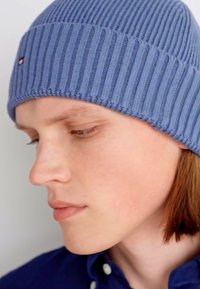Tommy Hilfiger FLAG BEANIE UNISEX - Lue - blue hills