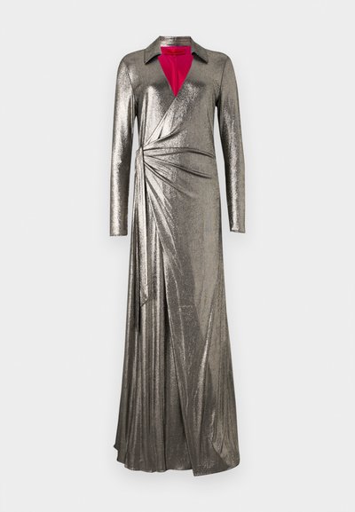 Lang, metallic zilveren jurk met een kraag, lange mouwen, een diepe V-halslijn en een wikkeldesign met draping en een zijsplit.