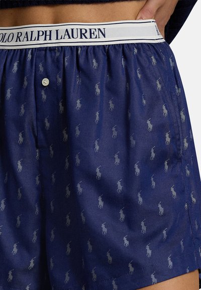 Navy blauwe boxershorts met een herhalend lichtgrijs patroon van polo spelers. Heeft een witte elastische tailleband met "POLO RALPH LAUREN" erop gedrukt.
