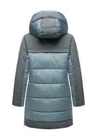 Manteau long rembourré en bleu clair et gris, avec une capuche, texture matelassée horizontale et coupe droite. Comprend une étiquette de marque à l'ourlet.