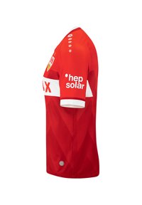 Rode sporttrui van ademend materiaal. Bevat een witte streep over de borst, logo's op de mouwen en een textuurpatroon met geometrische lijnen.