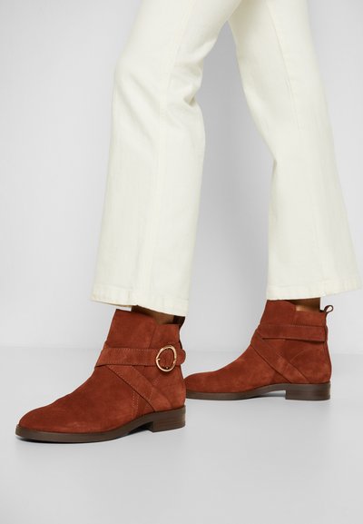 See by Chloé LYNA - Botins - cognac
