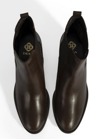 Braune Leder-Ankle-Boots mit glatter Oberfläche, elastischen Seitenpaneelen und Zugschlaufen für einfaches Anziehen, ausgestattet mit einer gepolsterten Innensohle.